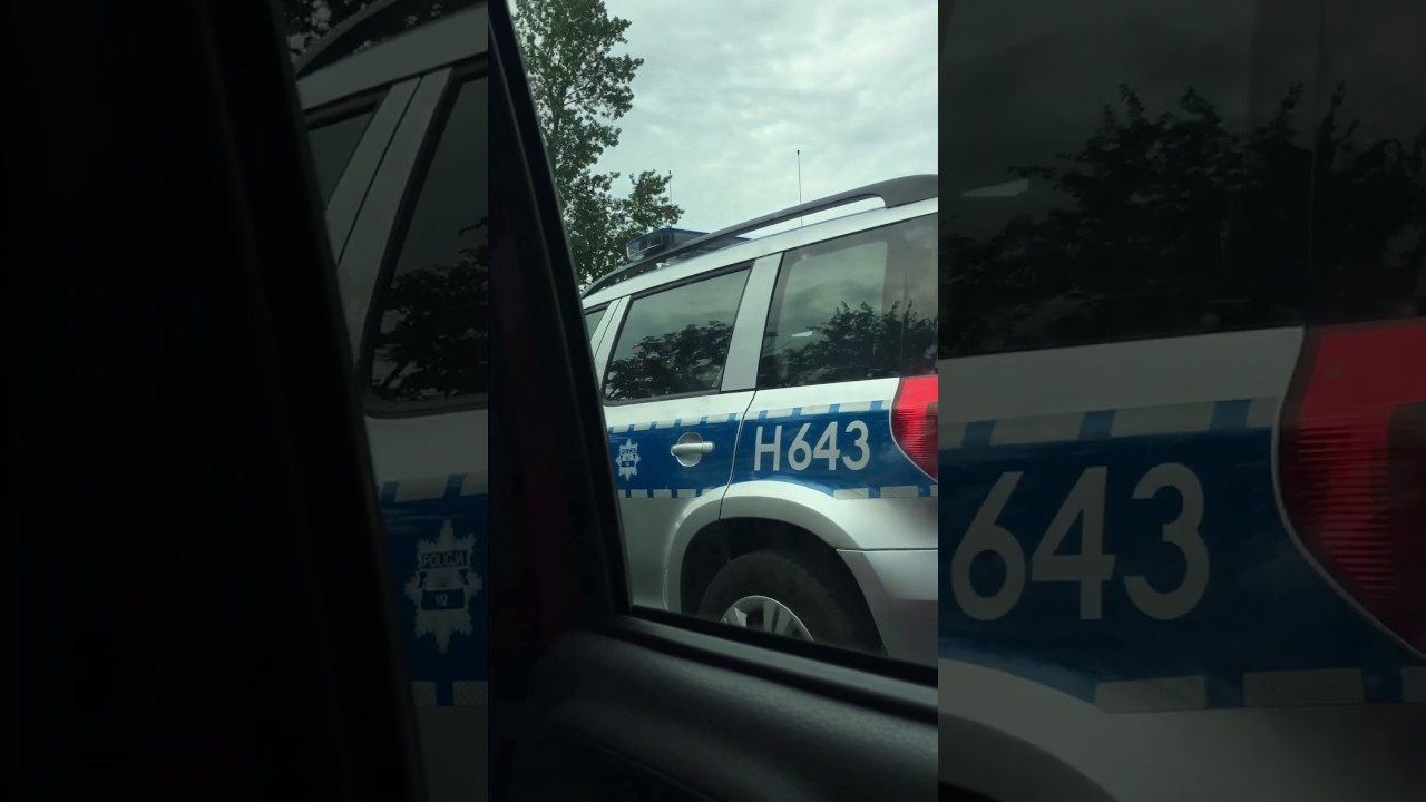 Policjant rozmawia przez telefon w trakcie jazdy –  