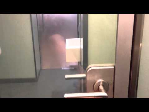 Przejrzyste drzwi toalety –  
