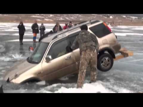 Profesjonalne wyciąganie samochodu spod lodu w Rosji –  