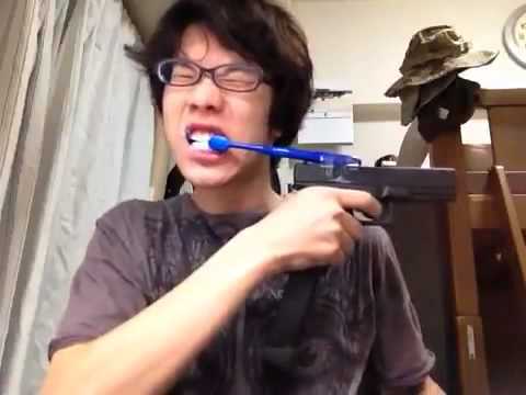 Japończyk przykleja szczoteczkę do pistoletu –  